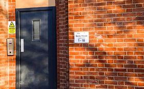 Modern 2-Bed Flat In Salford